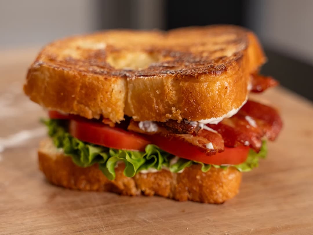 Sanduíche surpreendente de bacon, alface e tomate