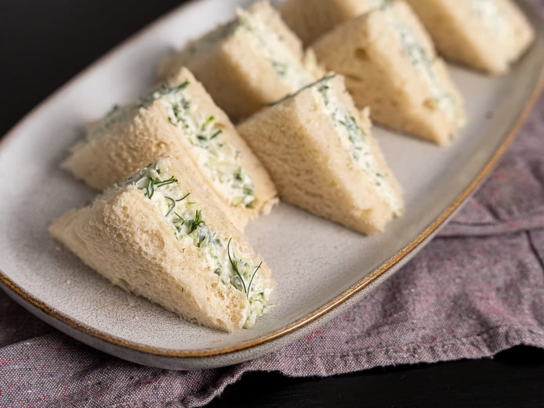 Sanduíche leve de pepino, cream cheese e dill