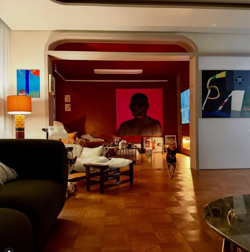 Sala com arte contemporânea