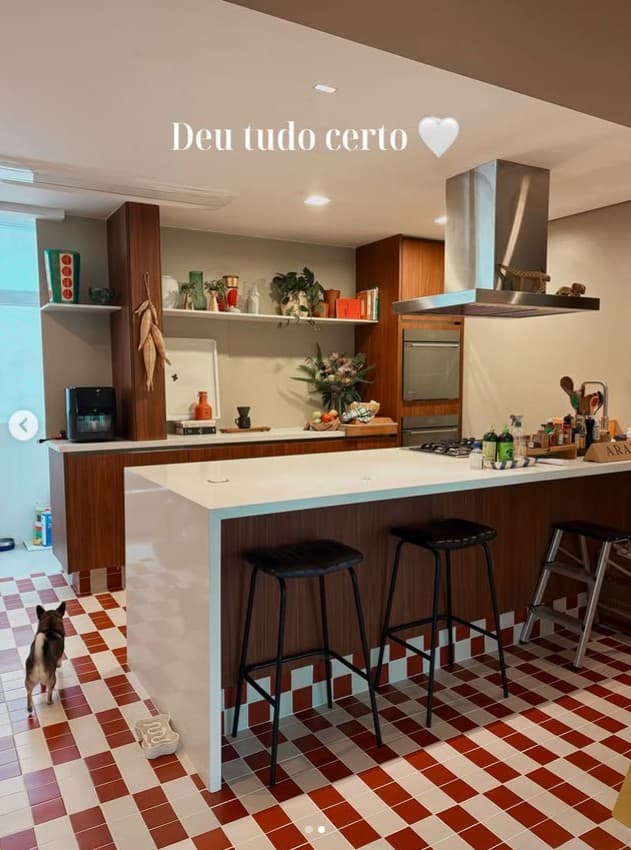 A cozinha de chão xadrez